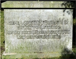 Siehe, Wandrer, ins Tal, wie es erfllt von Streben. Aus des Bergmanns Fleiss entstand und lebt es bis heute.